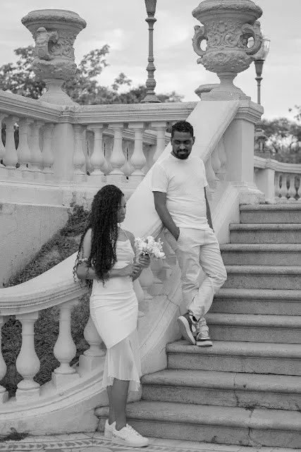 Casal romântico aproveitando a lua de mel em destino brasileiro